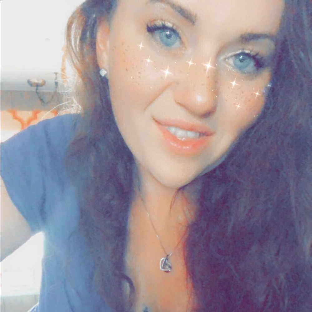 Heyy y’all I’m Ashley! Definitely a shopoholic!!!